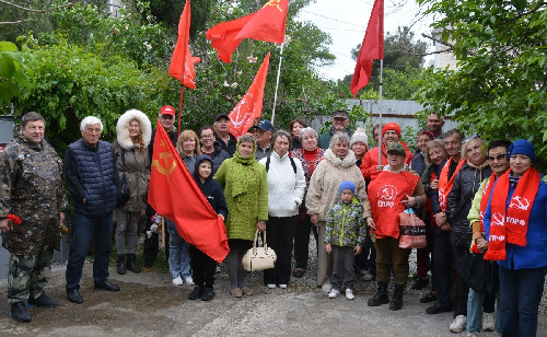 Коммунисты и сторонники КПРФ из Абинска, Анапы и Геленджика в честь Первомая провели красный автопробег по памятным революционным местам 