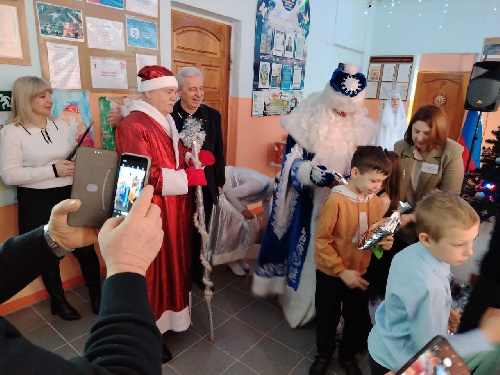 Н.И. Осадчий поздравил учеников сельской школы с Новым годом и Рождеством