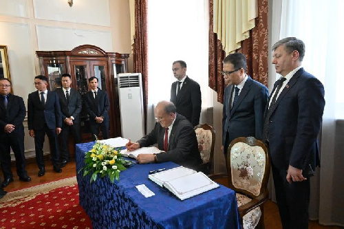 Г.А. Зюганов посетил посольство Вьетнама в Москве и оставил запись в Траурной книге в память о Нгуене Фу Чонге
