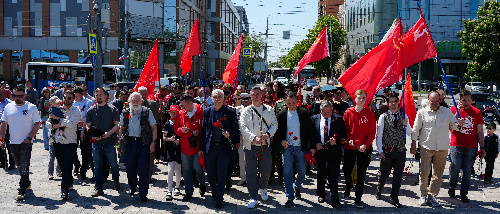 В Краснодаре на мемориале Вечного огня активисты КПРФ и беспартийные патриоты отметили День Победы    