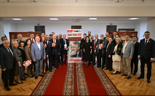 Фракция КПРФ в Госдуме организовала выставку в честь 100-летия советского поэта Егора Исаева