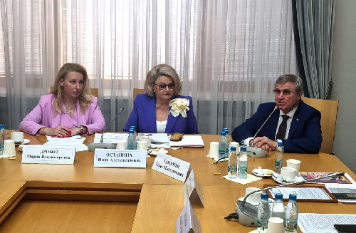 Депутаты фракции КПРФ в Госдуме обсудили задачи законодательства по защите детей