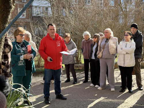 Апшеронск. Представители крайкома КПРФ А. Сафронов и С. Мазникова встретились с горожанами по вопросу оплаты отопления 
